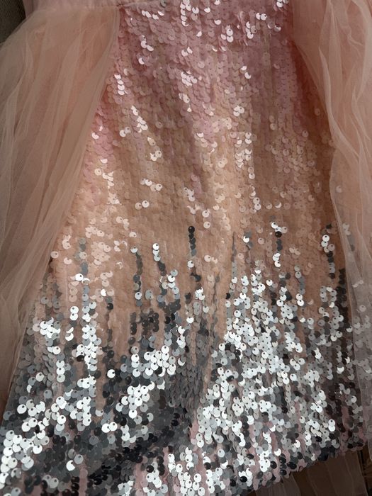 Продам нарядные платья на девочку 5-7 лет