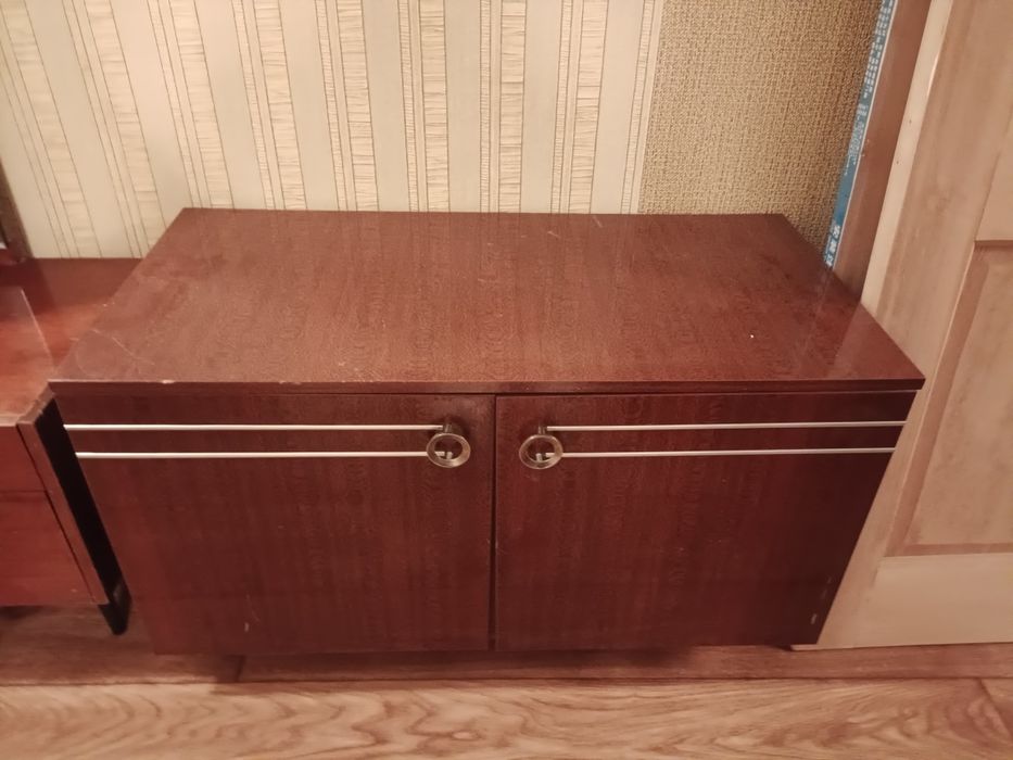 Продам тумбу под телевизор