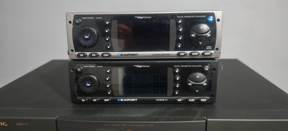 Doua playere auto vintage grundig London 169 și Kansas dj