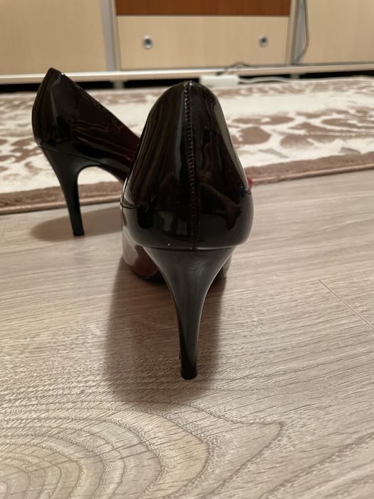 Vând pantofi cu toc