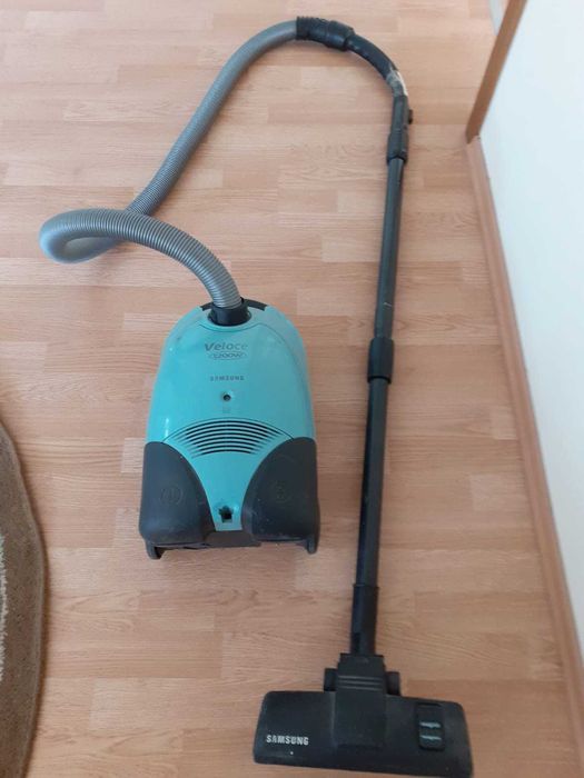 Vând aspirator Samsung