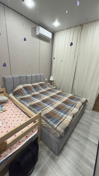 Двуспальная кровать с матрасом