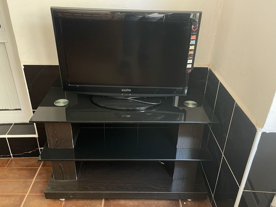 Телевизор марки Sanyo и подставка