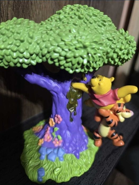 Winnie the Pooh & Tigger in the honey tree