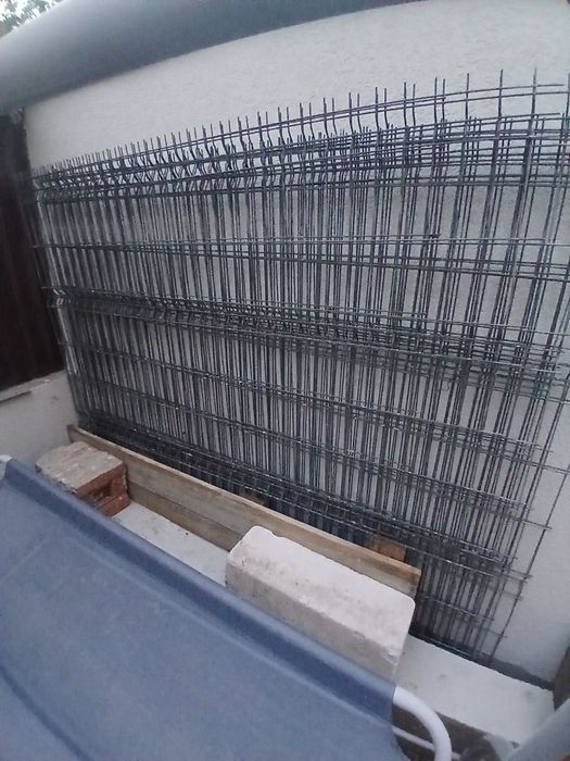Plase  de gard 7 buc 2,5x1,7  si  4 suporturi metalice sudate pentru gard