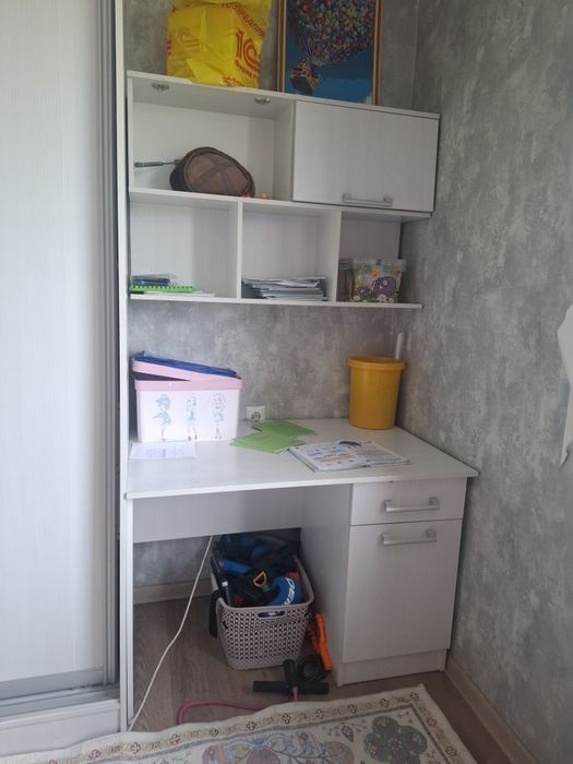 Шкаф купе 2.5 метра, стол, полки.