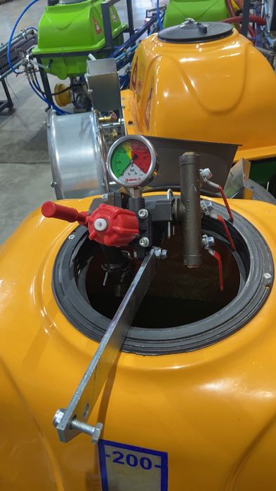 Вентилаторна пръскачка 200л - Налични