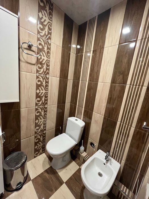 Продаваме просторен 3-стаен апартамент в ж.к. Изток, бл. 41