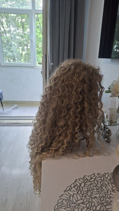 Peruca blonda, par creț