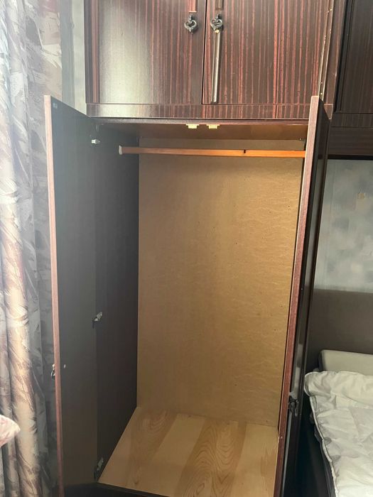 Продам плательный шкаф для спальни