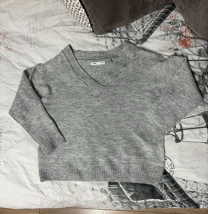 Лот от четири пуловера и суичър