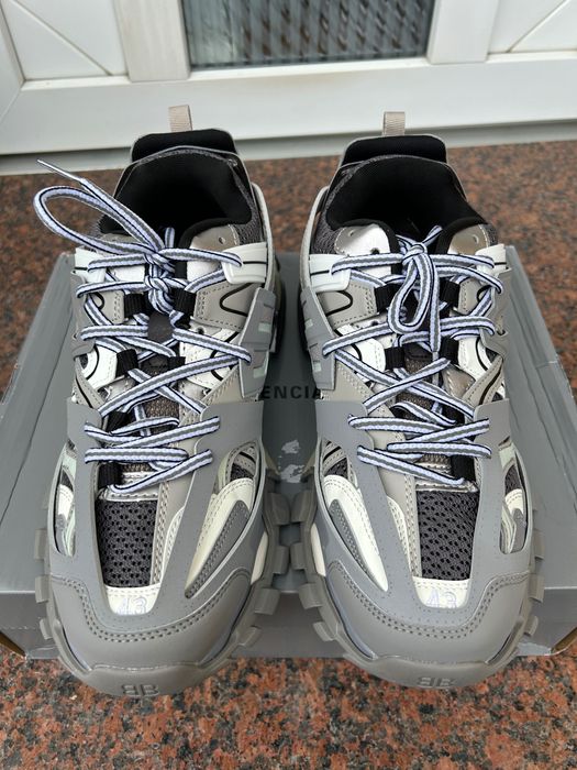 Vând Balenciaga Track