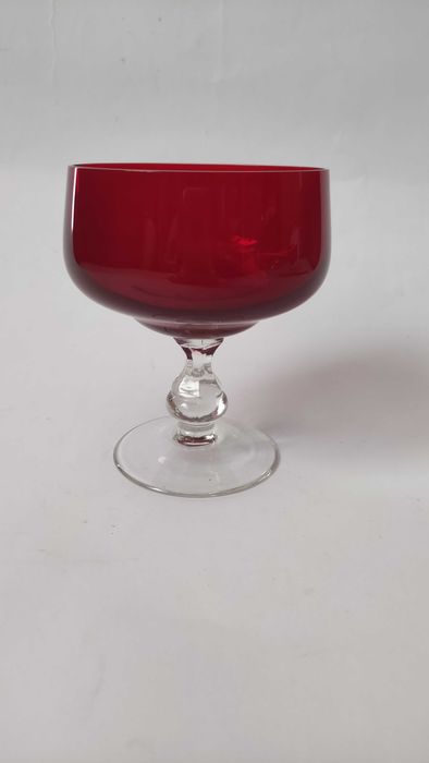 Две масивни чаши от рубинен кристал