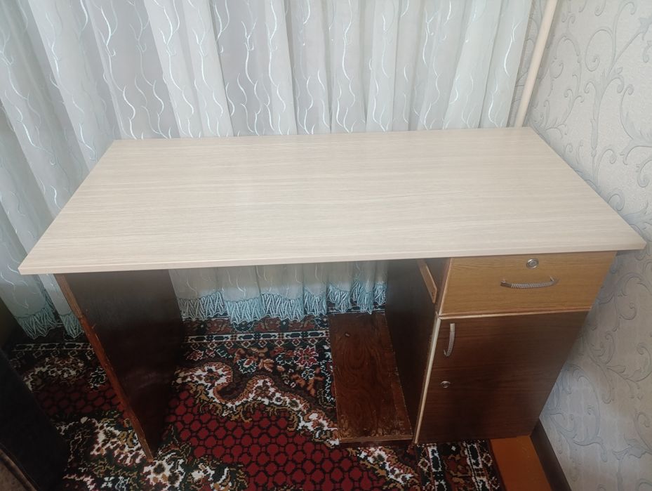 Продам письменный стол (Б/У, хориший состояние)