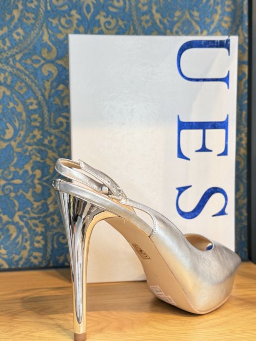 Красиви дамски сандали GUESS