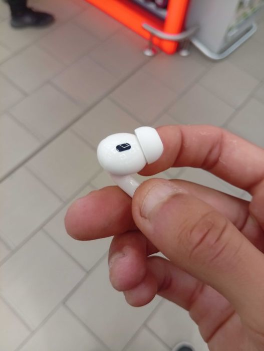 Vând Căști Airpods negociabil