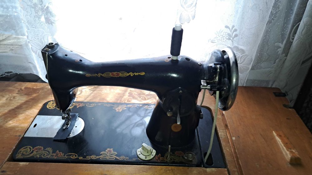 Продам швейную машинку