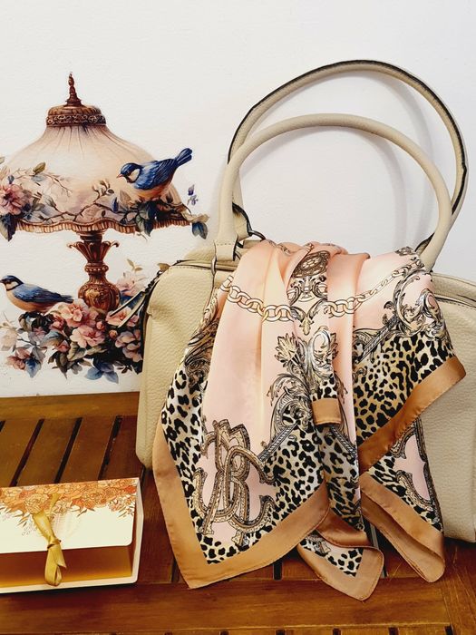 Eșarfă pink satinată elegantă 70x70 | Box Ready to Gift | Cadou sigur