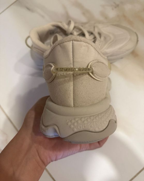 Оригинални дамски маратонки Adidas Ozweego и сребристи Puma.