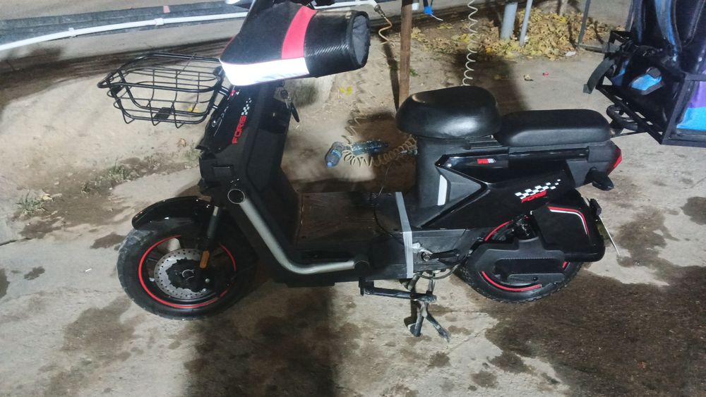 Продаётся или обмен на бензиновый скутер, имеется запасные батарейки