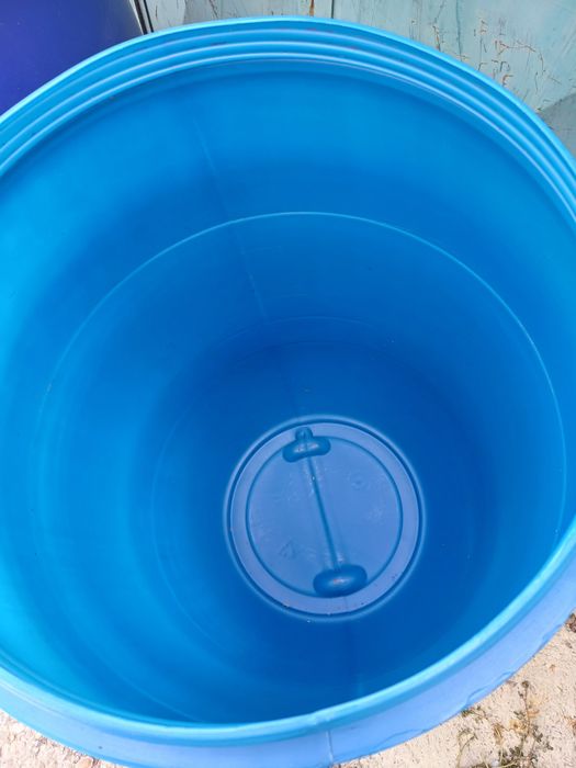 Vand două butoaie plastic a cate 220 litri ,fiecare.