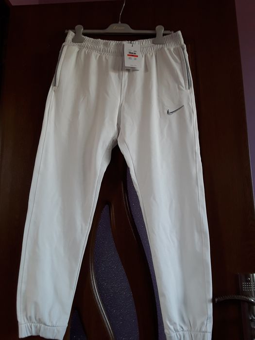 Vând Pantaloni de Trening Damă Nike Originali Mărimea XL Noi Italia