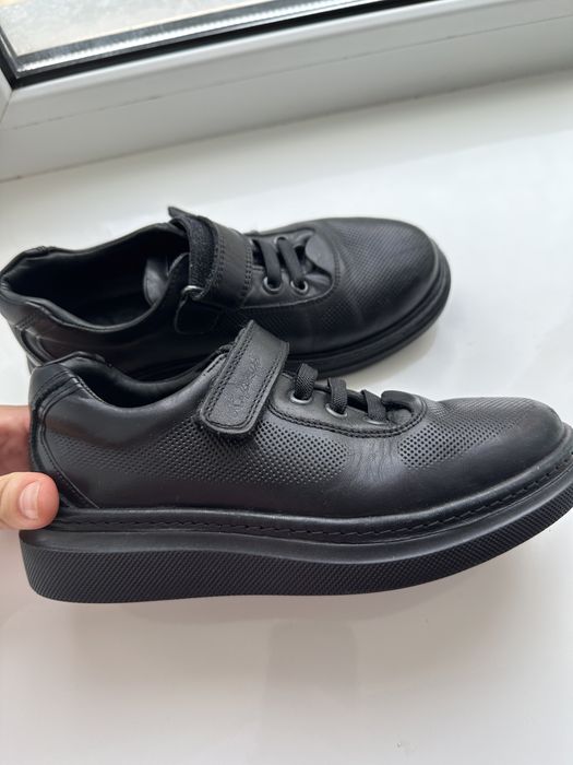 Продам школьные туфли