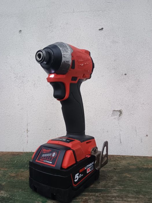 Filetanta cu impact pt biti milwaukee fid2 cu baterie de 5 amperi