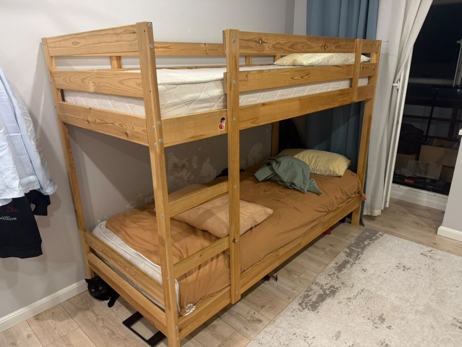 Продам б/у двухъярусную кровать IKEA с матрасами