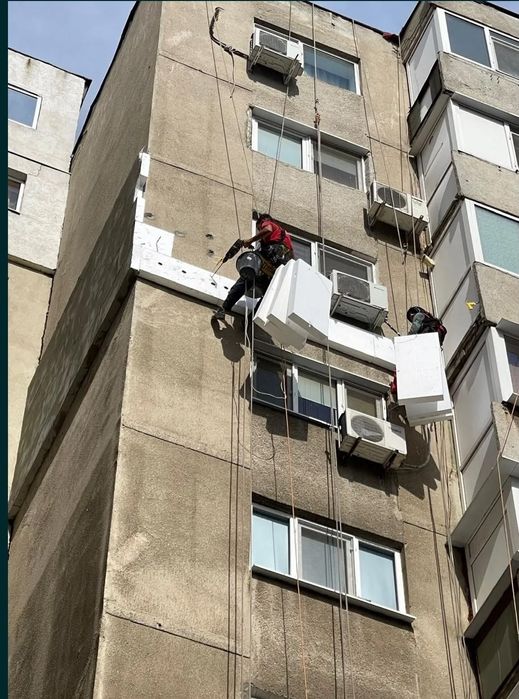 Executam alpinism utilitar