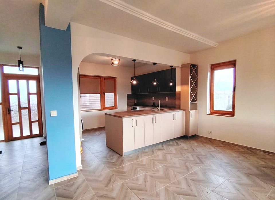 Масивна двуетажна къща в близост до Пловдив от собственик