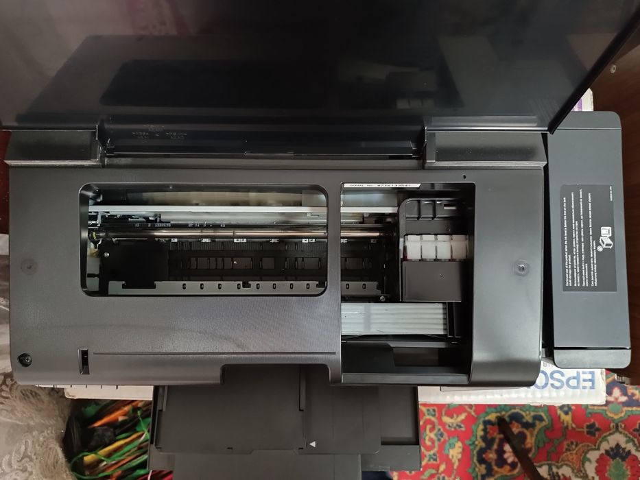 Epson L805. 6 rangli printer. Holati juda yaxshi.