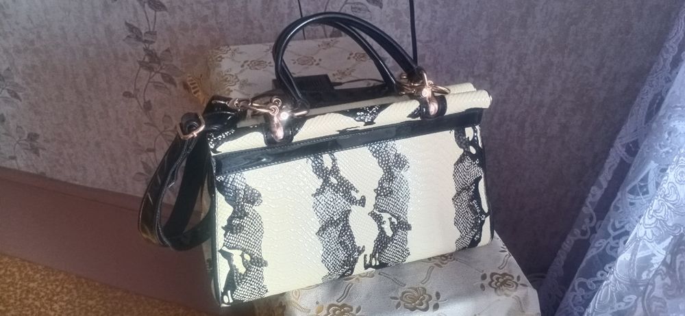 Женская сумка со стразами