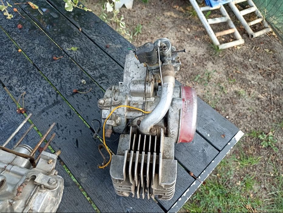 Motoare minimobra unul complet cu carburator  la unul lipsește cilindr