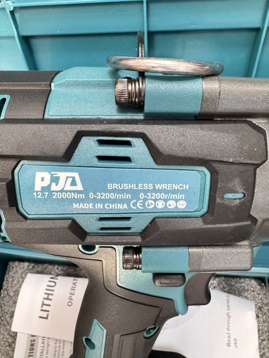 Pistol de insurubat cu Impact 2000 Nm, prezoane cu 2 acumulatori MARI