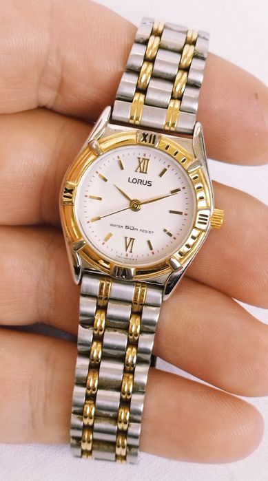 Ceas de damă Lorus by Seiko cu quartz, doua tonuri carcasă și curea din oțel inoxidabil.
