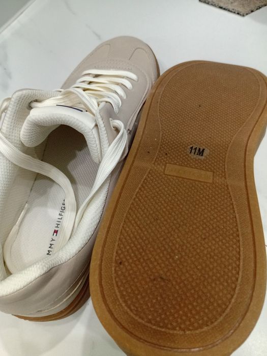 Продаю женские кроссовки