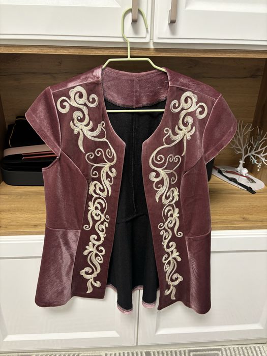 Продаю камзол,очень красивый и нежный,новый,вообще не носила.