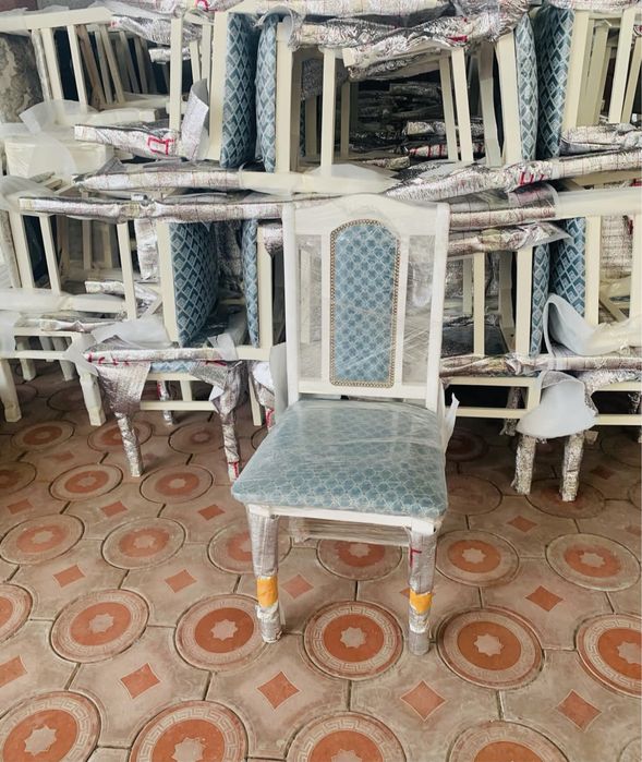 Новые деревянные стулья