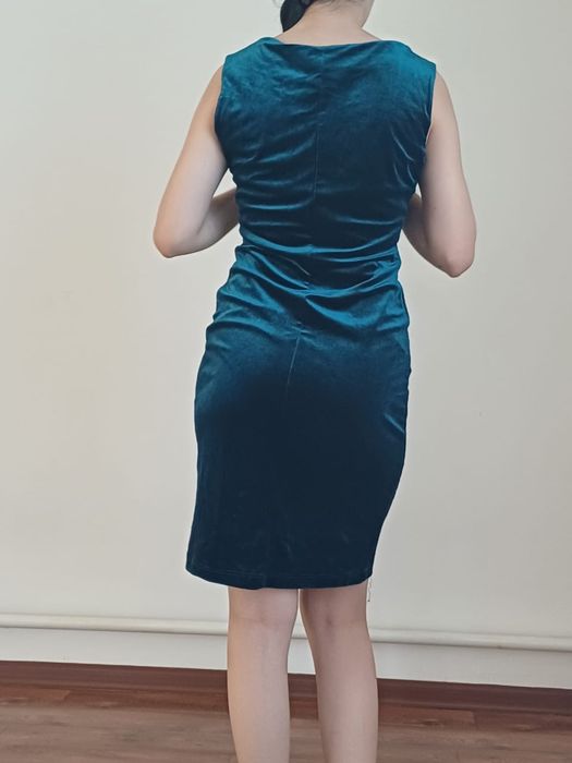 Вечернее платье изумрудного цвета