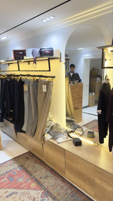 Продается стелажи для магазина одежды срочно , стилаж вешалка