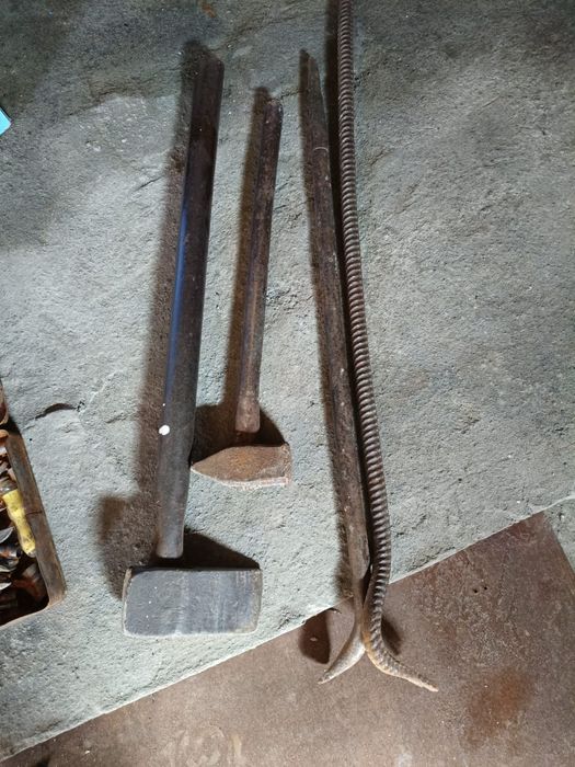 Продам лопаты, ключи.