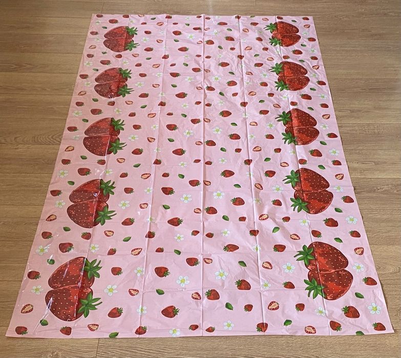 Set 4 fețe de masă cu model căpșuni, 220 x 130 cm