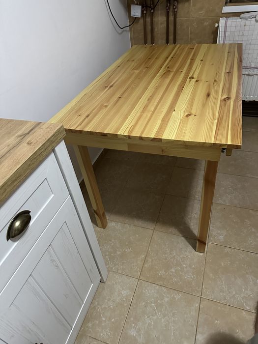 Masa de bucatarie si patru scaune