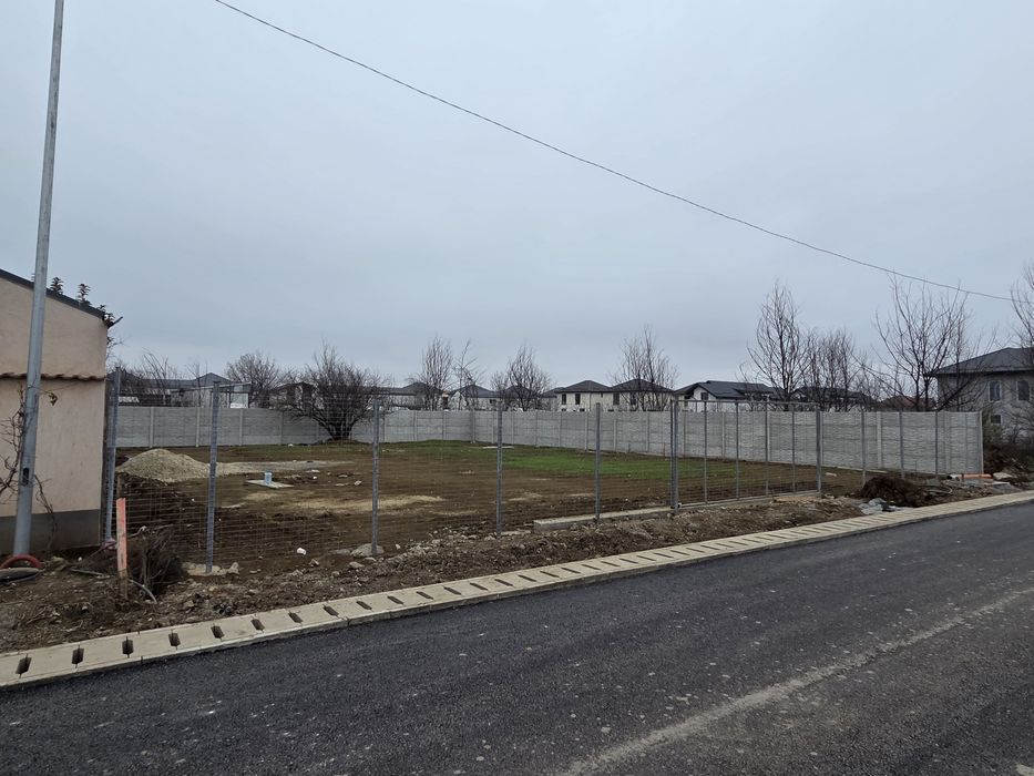 Teren de închiriat strada Safirului la drumul principal