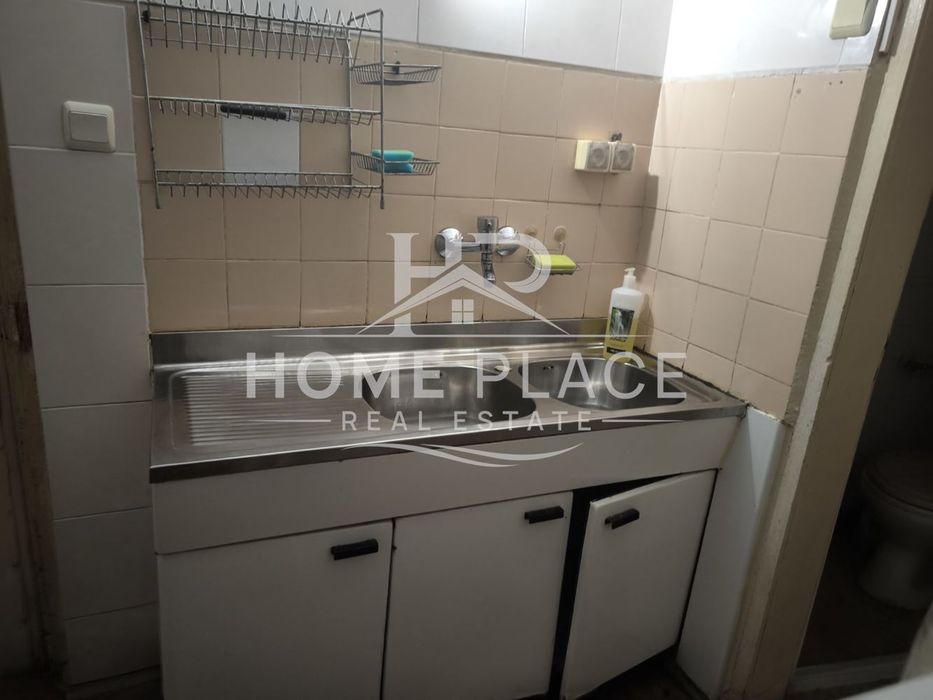 Помещение със статут на заведение за бързо хранене в центъра на гр. В