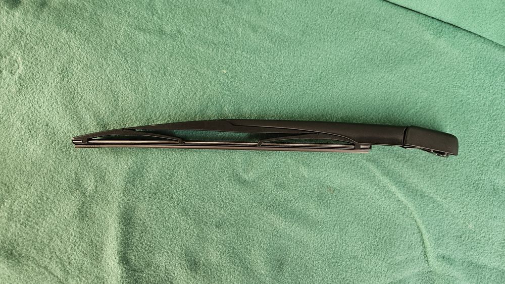 Продам  новую заднию щётку очиститель стекла с  держателем