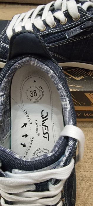 Кроссовки новые продам