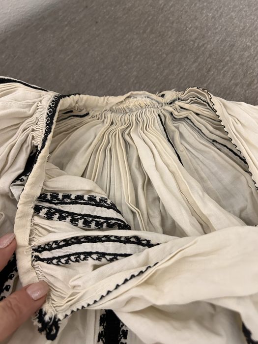 Ie veche cu broderie neagra cu o vechime de aproximativ 100 ani