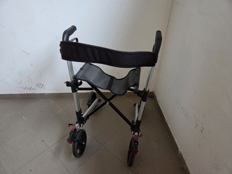Cadru dizabilitati cu roti batrani ROLLATOR 9269
